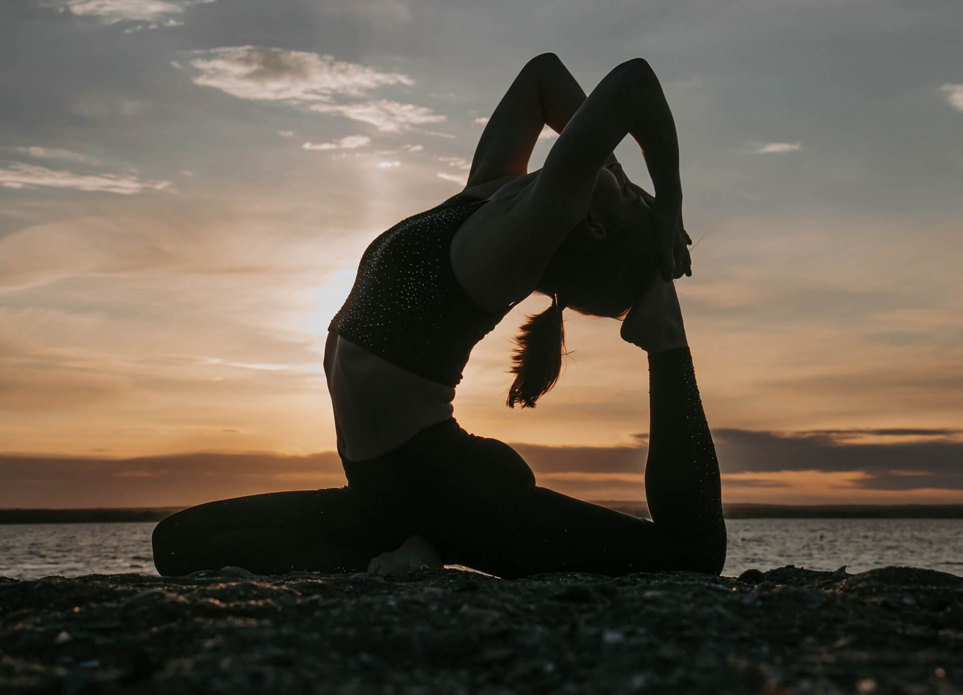 Foto på en kvinna som gör Yoga.